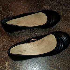 Black flat shoes